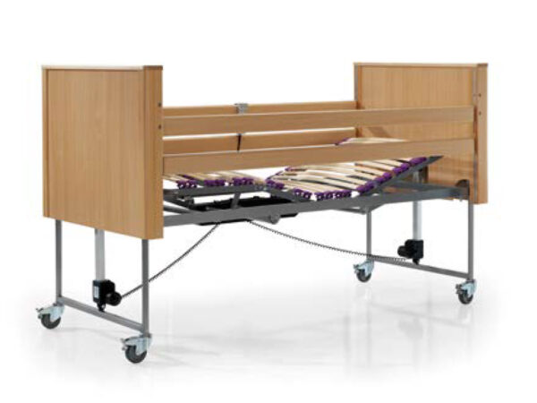 cama-articulada-geriatrica-marisa-con-elevacion-de-ruedas-frenos-integrados-elevacion-y-bajada-de-barandillas-de-madera.